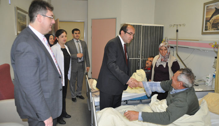 Belediye Başkanı Çöl İçme Suyundan Etkilenen Vatandaşları Hastanede Ziyaret Etti