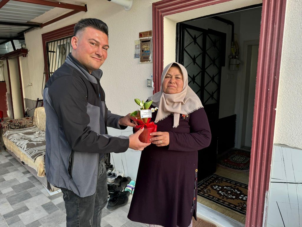 Sandıklı Belediye Başkanı Adnan Öztaş, Anneler Günü’nde Çiçeklerle Anlamlı Bir Jest Yaptı