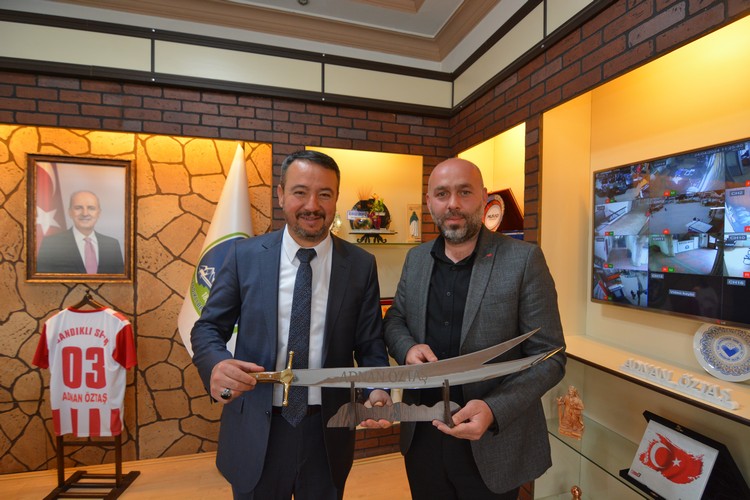 AK Parti Sandıklı İlçe Başkanı Murat Erkalan ve İlçe Yönetimi, Sandıklı Belediye Başkanı Adnan Öztaş’ı makamında ziyaret etti.