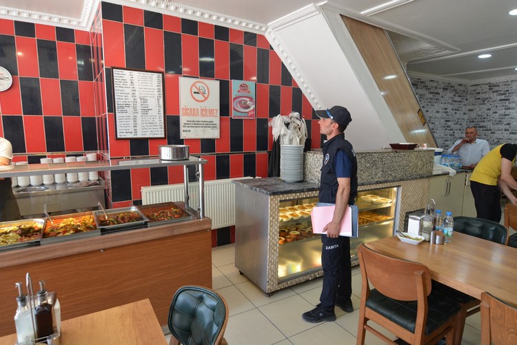 Sandıklı Belediyesi Zabıta Müdürlüğü ekipleri ilçede faaliyette bulunan kafe ve lokantalarda fiyat etiketi denetimi yaptı.