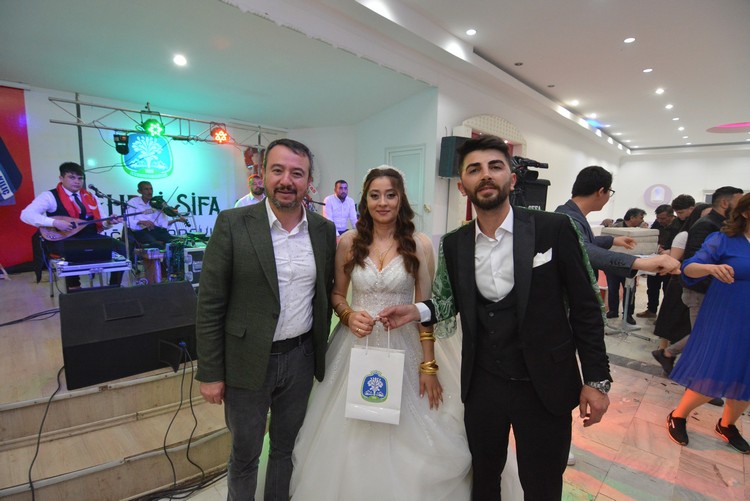 Sandıklı Belediye Başkanı Adnan Öztaş, bu hafta sonu da çiftlerin mutluluğuna ortak oldu.
