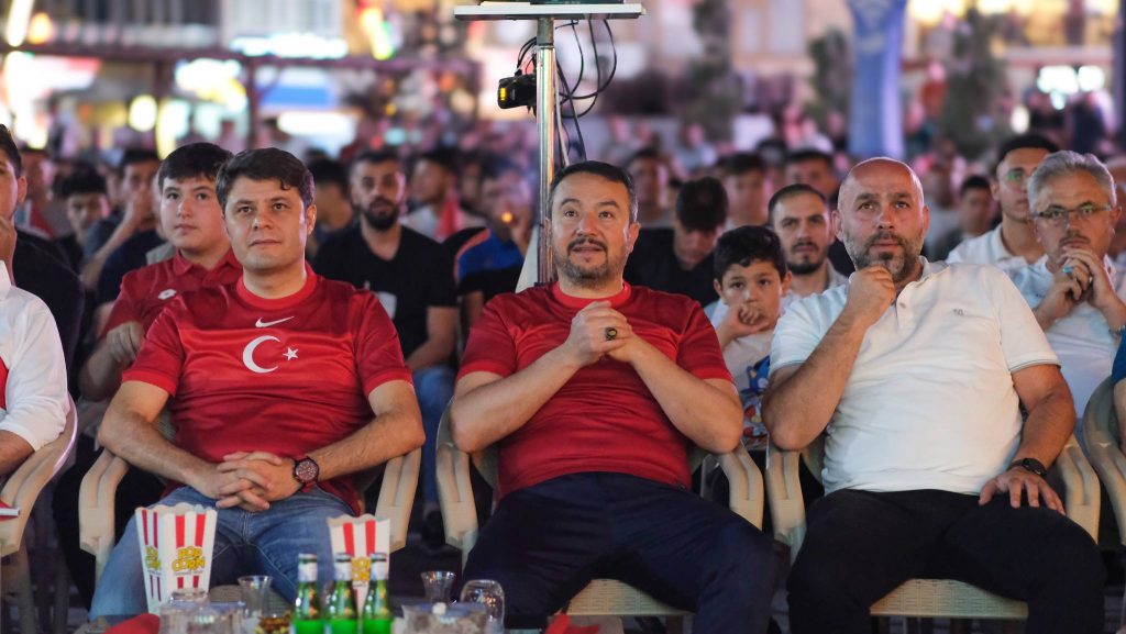 Zafer Gecesi Sandıklı’da: Türkiye-Çekya Maçı Dev Ekranda İzlendi