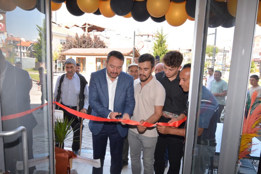 Sandıklı Belediye Başkanı Öztaş, Bi Simit Pastanesi’nin Açılışına Katıldı