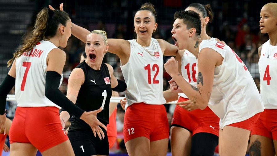 A Milli Kadın Voleybol Takımımız, Paris 2024 Olimpiyat Oyunları çeyrek finalinde müthiş bir mücadele sergileyerek yarı finale yükseldi!