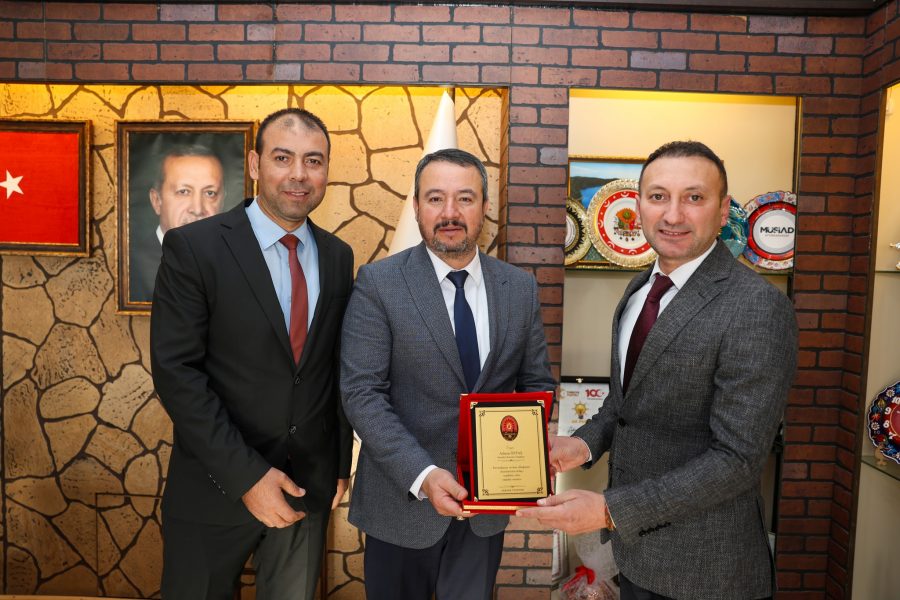 Sandıklı Belediye Başkanı Öztaş’a Plaket Takdimi