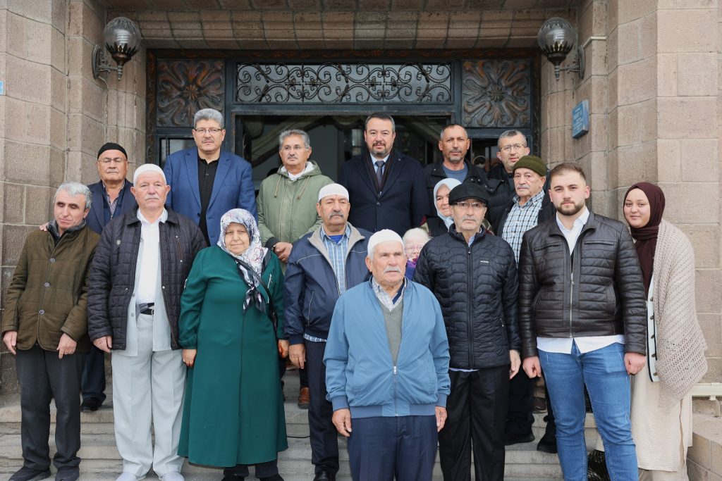 Belediye Başkanı Adnan Öztaş, Umre Yolcularını Uğurladı