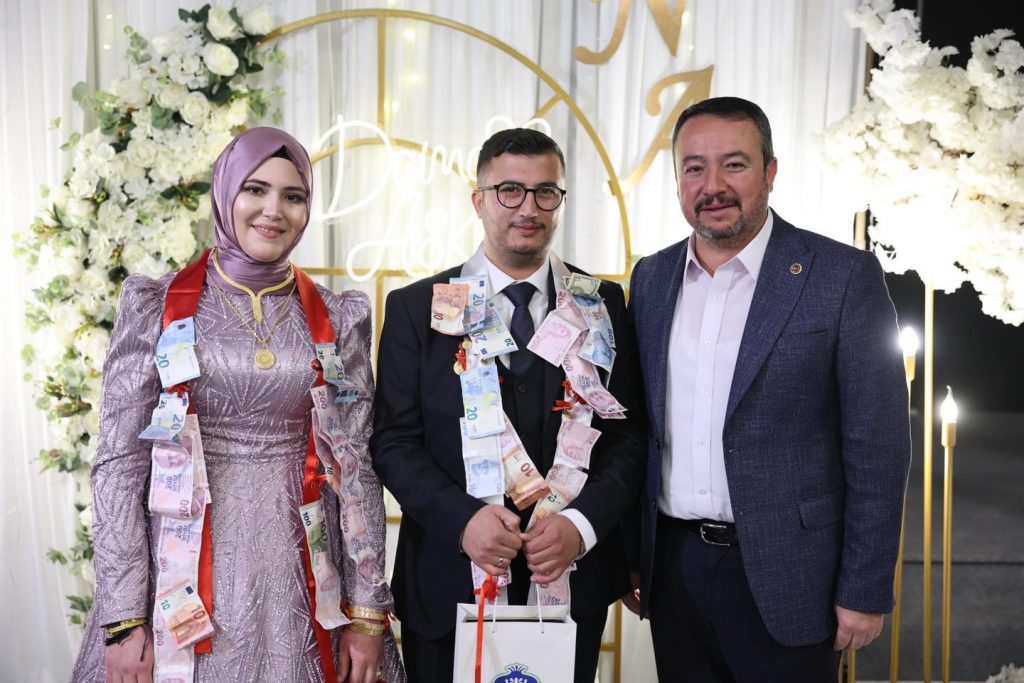 Belediye Başkanı Adnan Öztaş, Nişan ve Nikah Törenlerine Katıldı