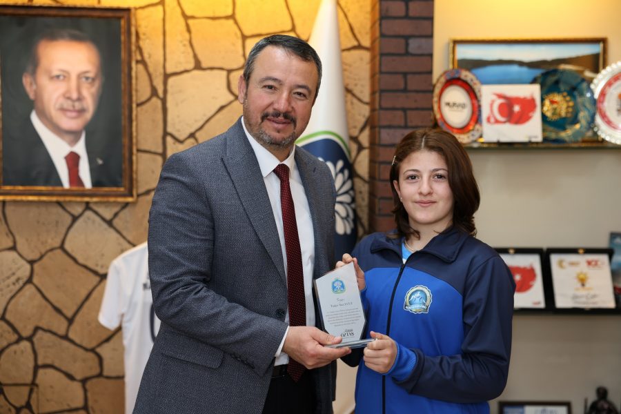 Şampiyon Güreşçi Tuğçe Naz Ucuz’dan Başkan Öztaş’a Ziyaret