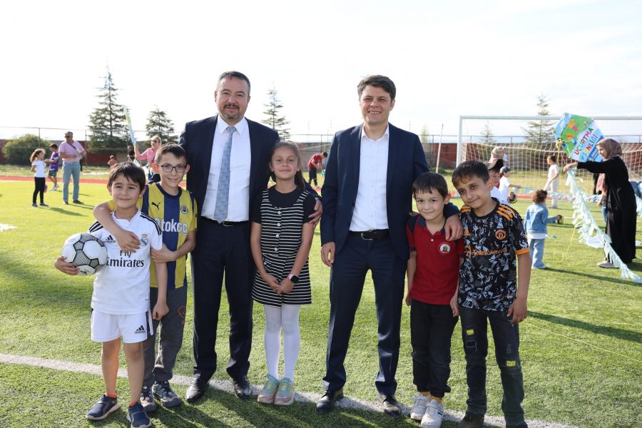 Rengârenk Uçurtmalar Sandıklı Semalarını Süsledi