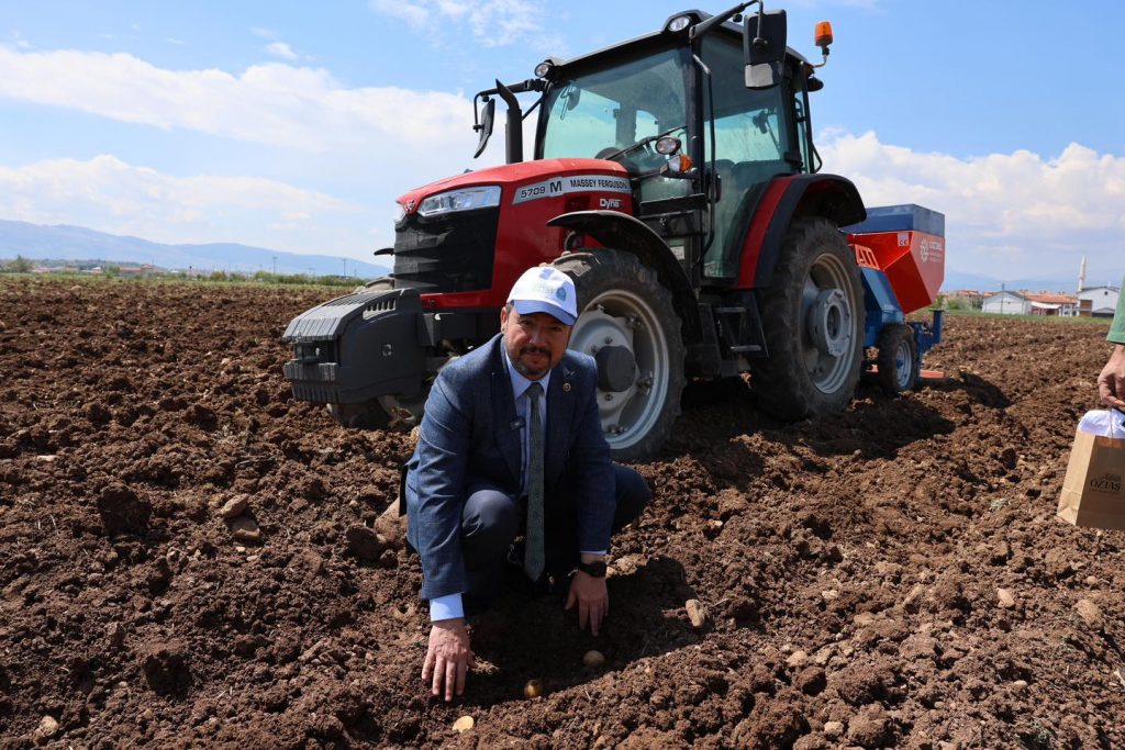 Belediye Başkanımız Öztaş’tan Tarladaki Çiftçilere Ziyaret