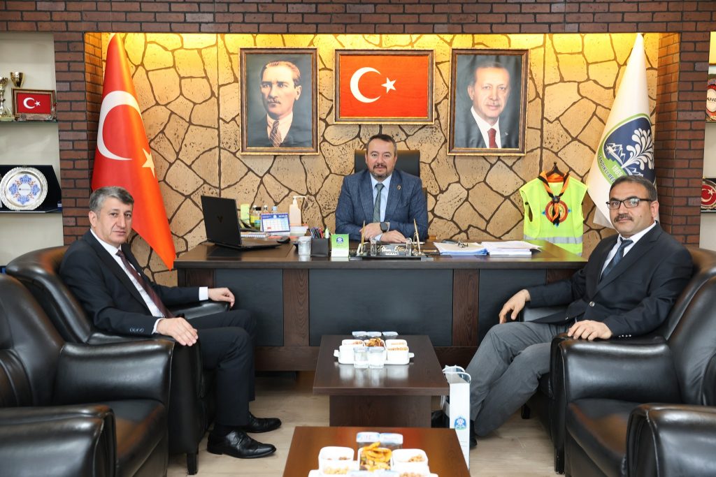 SGK Sandıklı İlçe Müdürü Arif Akbulut, Belediye Başkanımız Adnan Öztaş’ı makamında ziyaret etti.
