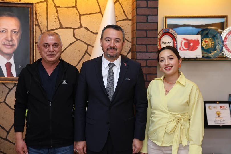 Sandıklı Sağlık-Sen Sendikası Başkanı Sağlık Teknikeri Büşra Ballı, Sandıklı Belediye Başkanımız Adnan Öztaş’ı makamında ziyaret etti.